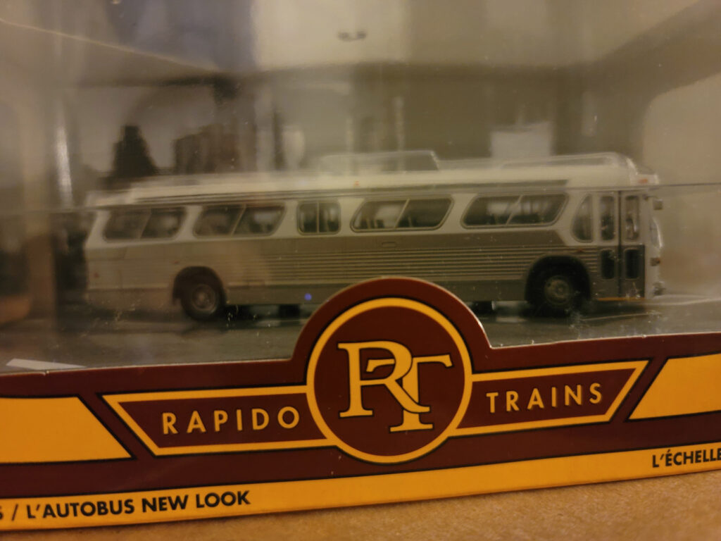 Rapido GM Fishbowl Bus Blank/White Suburban 5303